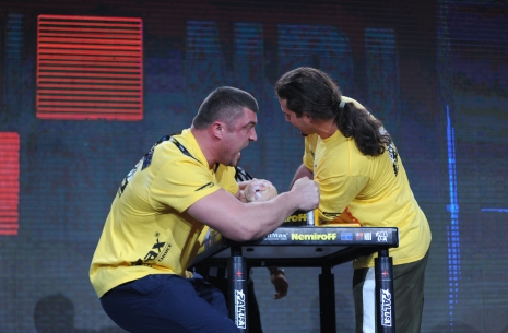 VIDEO Nemiroff 2013 Vagner Bortolato vs Andrey Pushkar +95kg left hand # Siłowanie na ręce # Armwrestling # Armpower.net