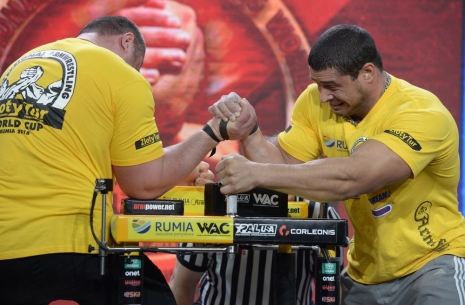 See the most spectacular fight of the XVth Zloty Tur # Armwrestling # Armpower.net