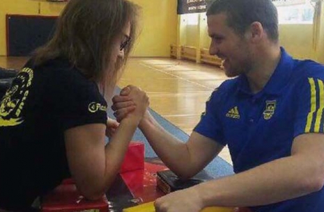 Piłkarze Arki Gdynia przy stole! # Siłowanie na ręce # Armwrestling # Armpower.net
