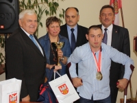Maciej Gralak uhonorowany Pucharem Starosty Kolskiego # Siłowanie na ręce # Armwrestling # Armpower.net